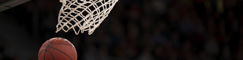 NBA篮球比赛中球员扣篮的精彩瞬间