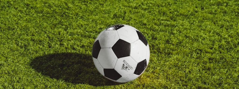 足球战术分析板展示曼城队进攻阵型示意图